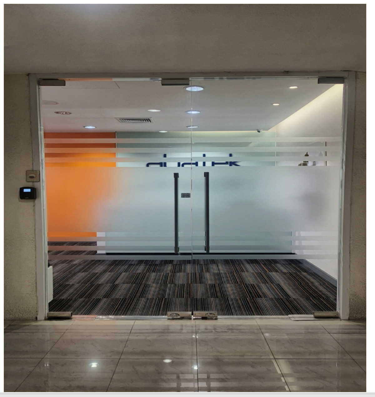 For RentOfficeBangna, Bearing, Lasalle : Office for rent/sale, Central City Tower Building. (next to Central Bangna Department Store) Area size: 186 sq m. Floor: 19