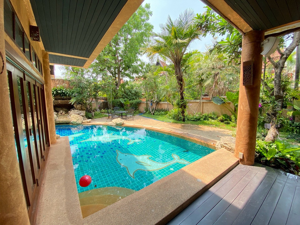 ขายบ้านพัทยา บางแสน ชลบุรี สัตหีบ : ขายพร้อมผู้เช่า 31/12/ 2570
พูลวิลล่าสไตล์ไทย-บาหลี 3.5 ชั้น ห่างจากหาดจอมเทียนเพียง 350 เมตร มีสระว่ายน้ำส่วนตัว