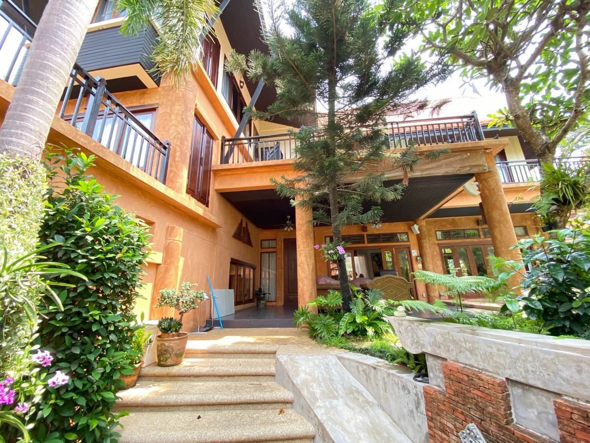 ขายบ้านพัทยา บางแสน ชลบุรี สัตหีบ : ขายพร้อมผู้เช่า 31/12/ 2570
พูลวิลล่าสไตล์ไทย-บาหลี 3.5 ชั้น ห่างจากหาดจอมเทียนเพียง 350 เมตร มีสระว่ายน้ำส่วนตัว