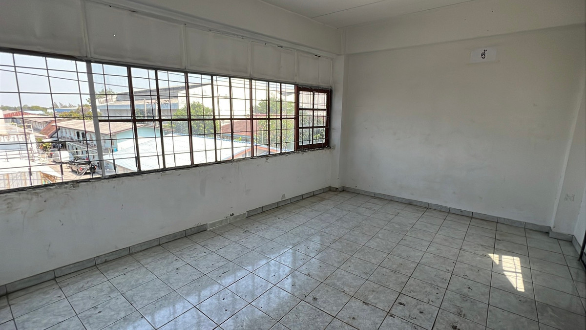 For RentShop HouseSamut Prakan,Samrong : Urgent for rent! 4-story commercial building, prime location, Soi Wat Sriwaree Noi. Extra wide area 40 sq m – only 30,000 baht/month!