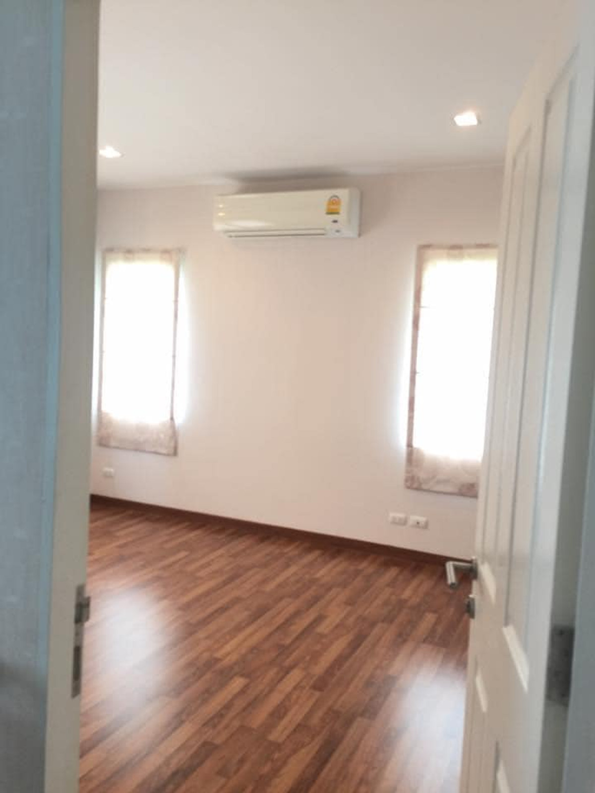 For RentHouseNonthaburi, Bang Yai, Bangbuathong : 3bedroom 3bathroom house opposite Makro Bang Bua Thong. Parking for 4 cars. Spacious living room and kitchen.