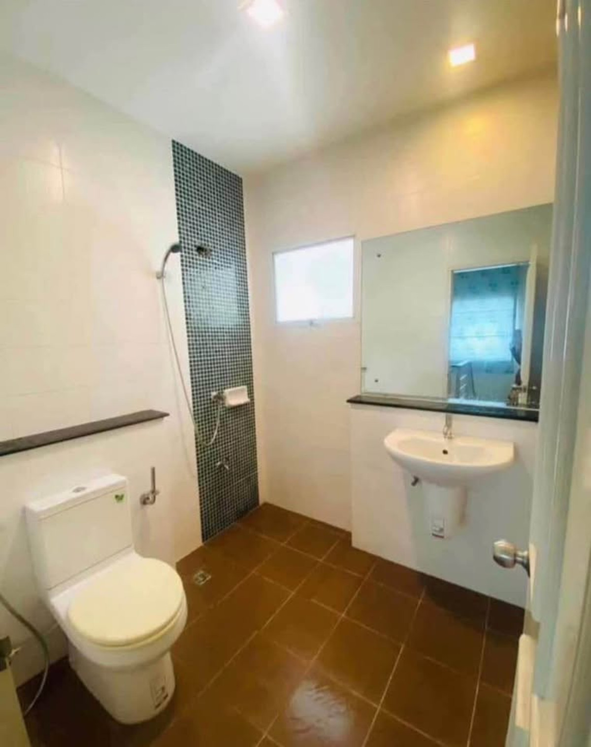 For RentHouseNonthaburi, Bang Yai, Bangbuathong : 3bedroom 3bathroom house opposite Makro Bang Bua Thong. Parking for 4 cars. Spacious living room and kitchen.