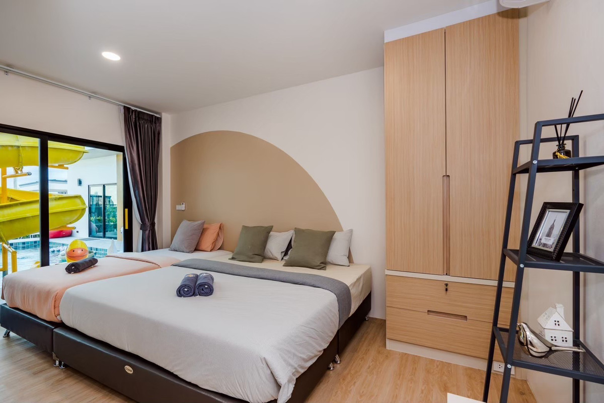 ขายชะอำ เพชรบุรี : วันหยุดของครอบครัวคุณ — ควรมี สไลเดอร์ 15 เมตร รออยู่ 🎢 และเมื่อคุณกลับบ้าน พูลวิลล่าหลังนี้ยังทำงานแทนคุณ — รับ 35,000 บาท/เดือน เป็น Passive Income 💰 Yield 5%