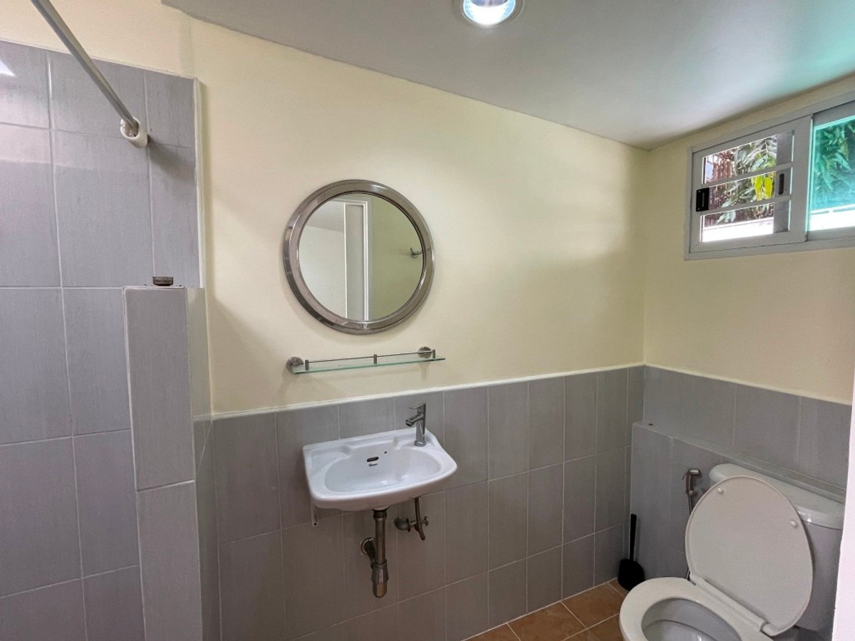 For RentHouseSukhumvit, Asoke, Thonglor : One-story detached house with garden, 170 sq m. with 3 bedrooms, pets allowed, Sukhumvit, about 10 minutes from Thonglor BTS station.