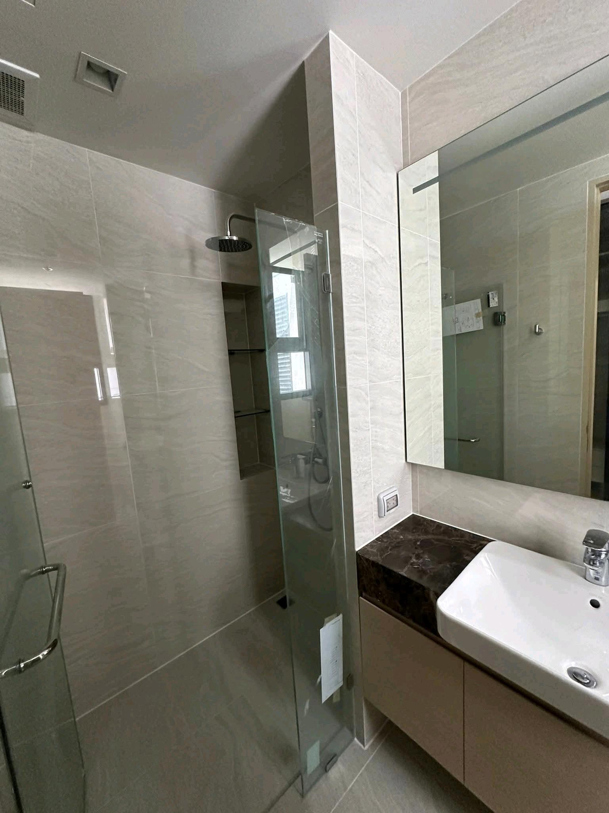 For RentCondoSukhumvit, Asoke, Thonglor : 💫🍃 Prime Sukhumvit location, near BTS Phrom Phong, convenient travel, near famous department stores, restaurants, and lifestyle zones for foreigners.