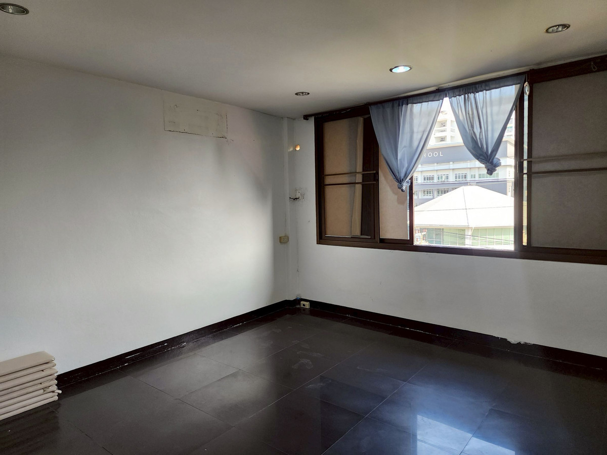 For RentShop HouseBang Sue, Wong Sawang, Tao Pun : Shophouse for rent on the roadside Opposite Wat Soi Thong Pracharat Sai 1 Road, Rama 7, Tel. 065-925-3163