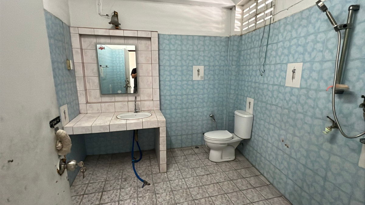 For RentShop HouseSamut Prakan,Samrong : Urgent for rent! 4-story commercial building, prime location, Soi Wat Sriwaree Noi. Extra wide area 40 sq m – only 30,000 baht/month!