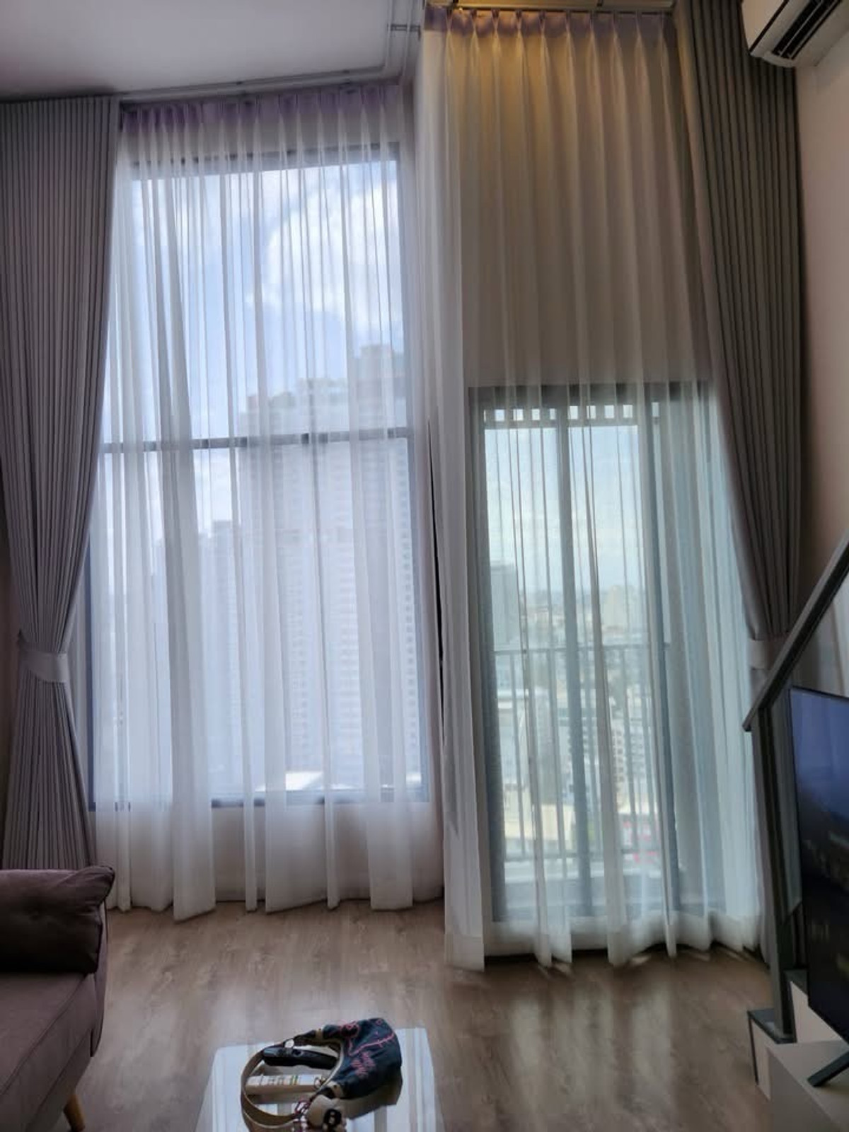 ให้เช่าคอนโดรัชดา ห้วยขวาง : 🏢 ให้เช่าคอนโด SOHO Bangkok Ratchada ✨
(B6902039) 
🚆 ใกล้ MRT ห้วยขวาง เพียง 200 เมตร เดินทางสะดวก เข้าเมืองง่าย

💰 ค่าเช่า 28,000 บาท / เดือน