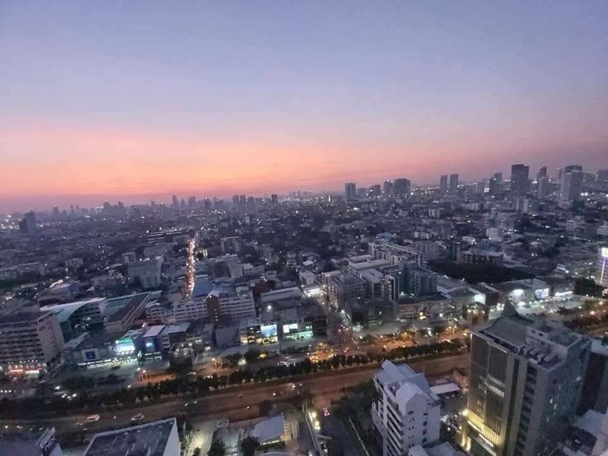 For RentCondoRatchadapisek, Huaikwang, Suttisan : Condo Rhythm Ratchada next to MRT Ratchada.