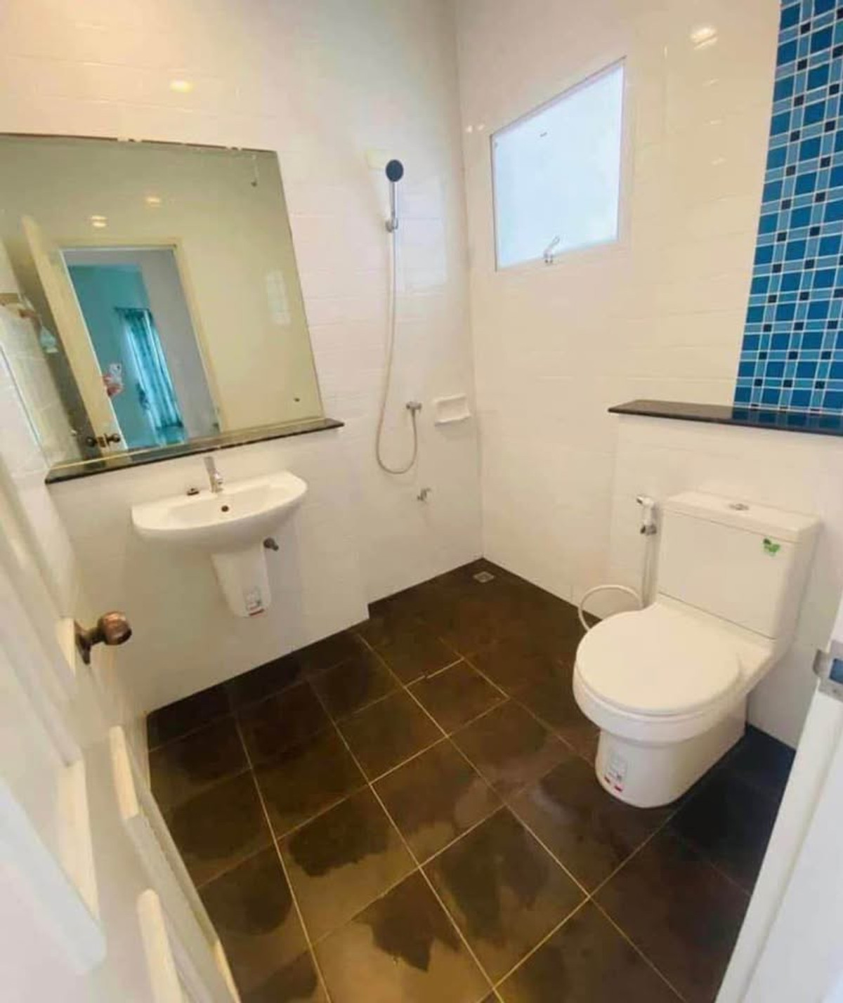 For RentHouseNonthaburi, Bang Yai, Bangbuathong : 3bedroom 3bathroom house opposite Makro Bang Bua Thong. Parking for 4 cars. Spacious living room and kitchen.