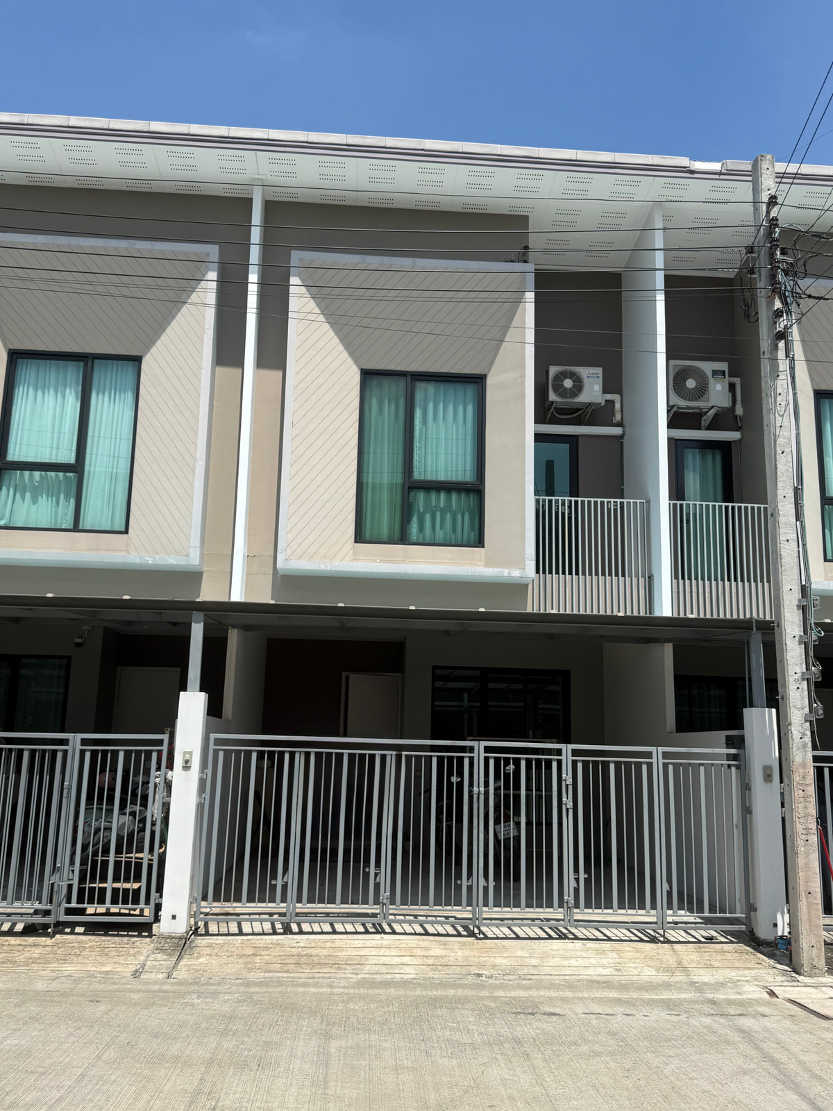 ขายทาวน์โฮมลาดกระบัง สุวรรณภูมิ : ขายทาวน์โฮมใหม่ใกล้สวนหลวงร.9 ใกล้รถไฟฟ้า ใกล้สนามบินสุวรรณภูมิ ตกแต่งครบ สวย พร้อมอยู่