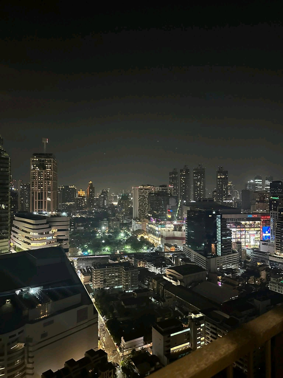 For RentCondoSukhumvit, Asoke, Thonglor : 💫🍃 Prime Sukhumvit location, near BTS Phrom Phong, convenient travel, near famous department stores, restaurants, and lifestyle zones for foreigners.