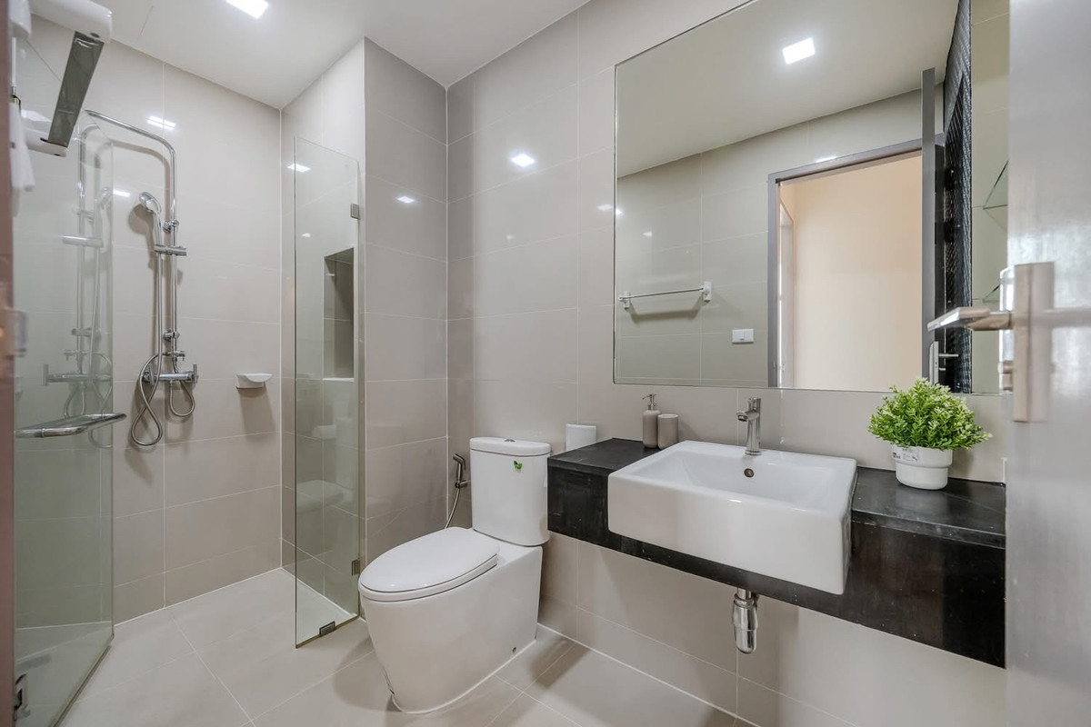 For SaleCondoOnnut, Udomsuk : ❤️ Beautiful room with a soft, elegant tone — flawless and almost brand new ✨ 🚆 Just a few steps to the BTS, making it the perfect city lifestyle.