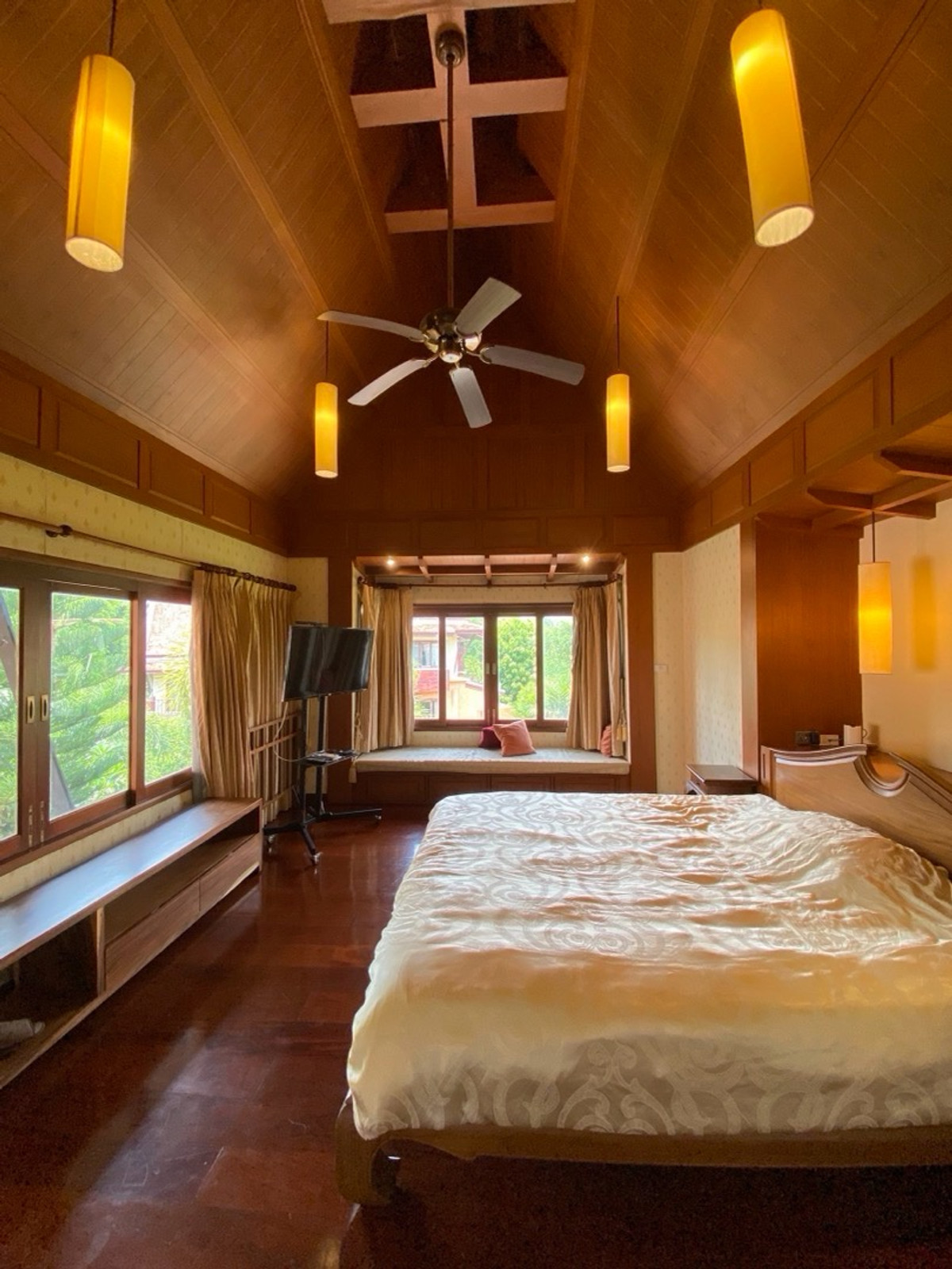 ขายบ้านพัทยา บางแสน ชลบุรี สัตหีบ : ขายพร้อมผู้เช่า 31/12/ 2570
พูลวิลล่าสไตล์ไทย-บาหลี 3.5 ชั้น ห่างจากหาดจอมเทียนเพียง 350 เมตร มีสระว่ายน้ำส่วนตัว