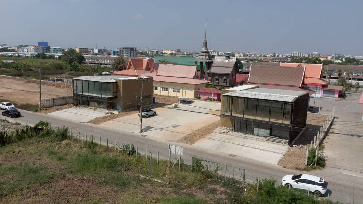 For RentShowroomPathum Thani,Rangsit, Thammasat : ✨ Prime location in the heart of the community! Multi-purpose space for rent, 240 sq m., near Thai market ✨