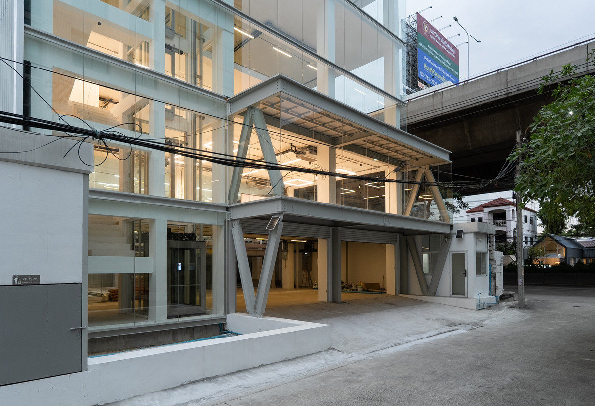 Home OfficeRama9, Petchburi, RCA : WS6779 For Rent/Sale: 6-story office building (including rooftop) in prime Rama 9 location, central business district, near MRT. Rent only 630,000 THB/month.