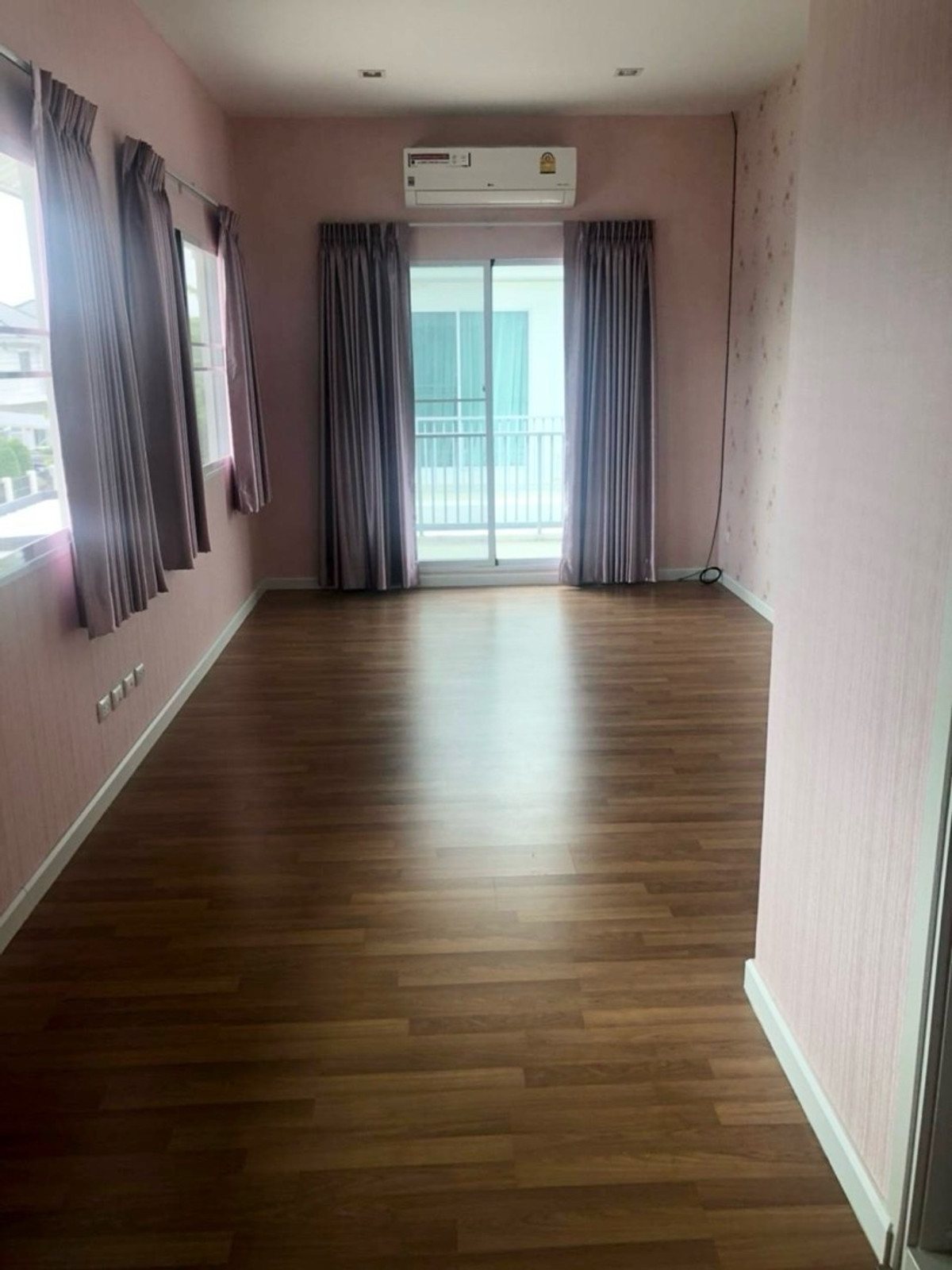 For RentHouseNonthaburi, Bang Yai, Bangbuathong : 3bedroom 3bathroom house opposite Makro Bang Bua Thong. Parking for 4 cars. Spacious living room and kitchen.