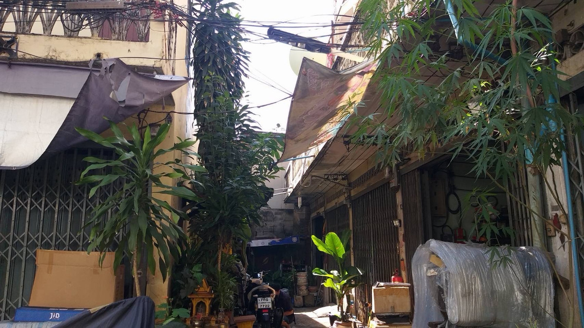 For SaleLandWongwianyai, Charoennakor : Prime Development Land with Existing Buildings for Sale in Thonburi – Wongwian Yai Area Near ICONSIAM & MRT, Ideal for Large-Scale Project Investment