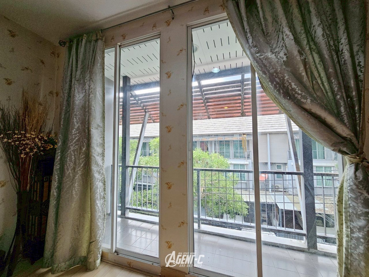 For SaleTownhomeKaset Nawamin,Ladplakao : Urgent sale price reduction!! Areeya Daily Kaset-Nawamin, 3-story townhome, area 16.9 sq m., functions: 3 bedrooms, 4 bathrooms, 2 parking spaces, beautiful house, ready to move in. Good location, convenient travel Near Central Ramintra and agricultural u