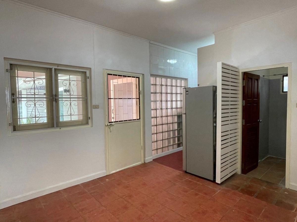 For RentHouseSukhumvit, Asoke, Thonglor : One-story detached house with garden, 170 sq m. with 3 bedrooms, pets allowed, Sukhumvit, about 10 minutes from Thonglor BTS station.