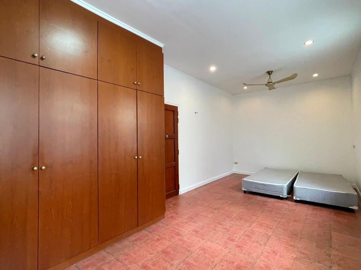 For RentHouseSukhumvit, Asoke, Thonglor : One-story detached house with garden, 170 sq m. with 3 bedrooms, pets allowed, Sukhumvit, about 10 minutes from Thonglor BTS station.