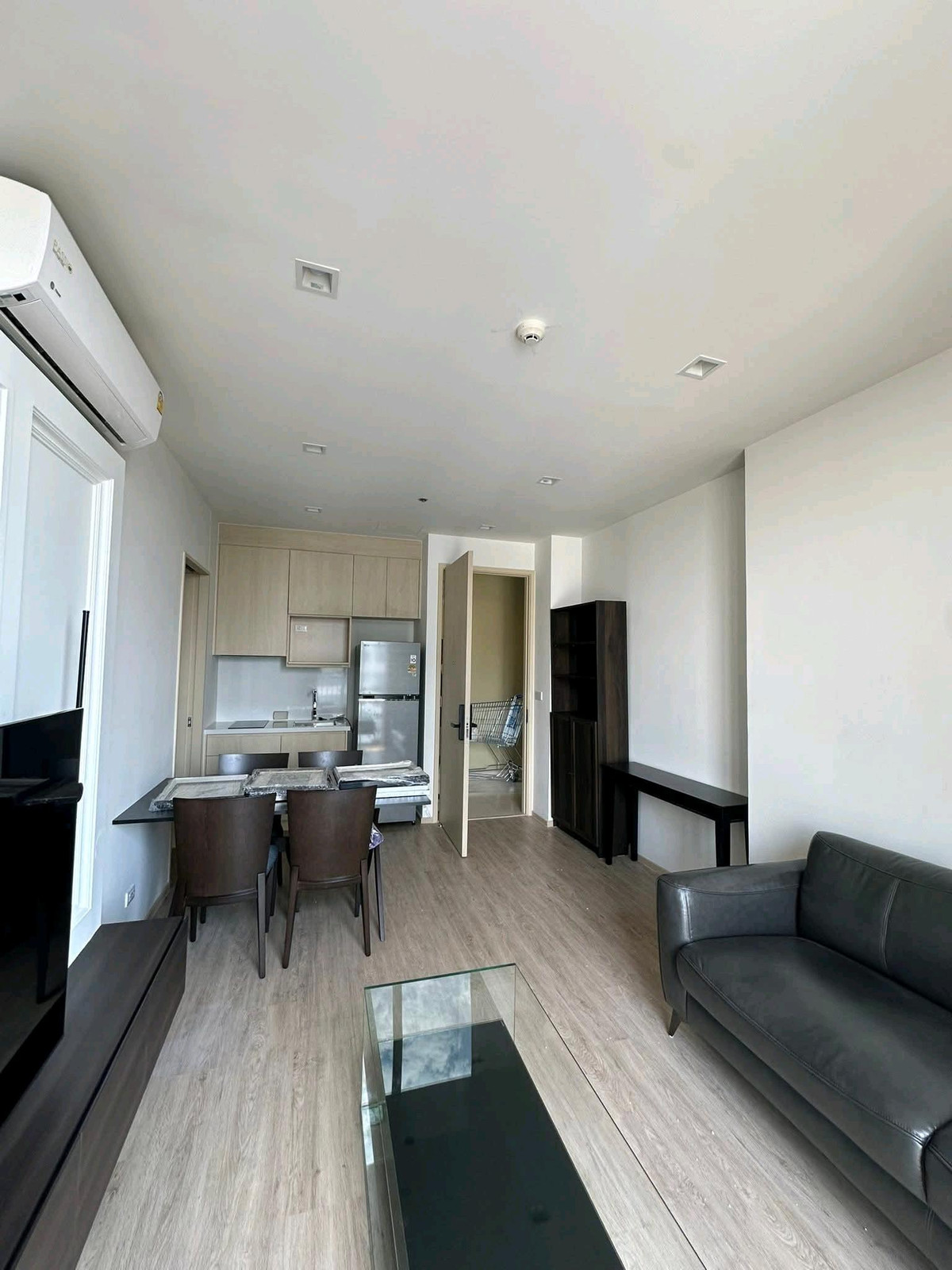 For RentCondoSukhumvit, Asoke, Thonglor : 💫🍃 Prime Sukhumvit location, near BTS Phrom Phong, convenient travel, near famous department stores, restaurants, and lifestyle zones for foreigners.