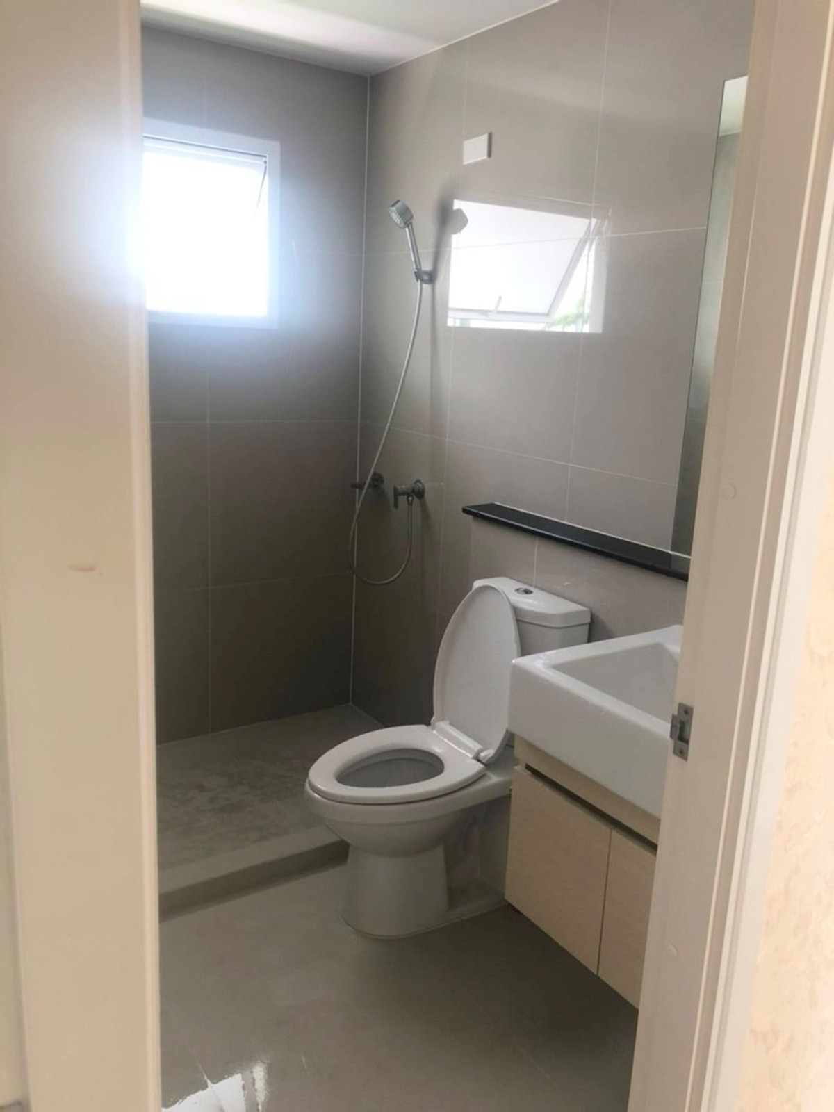 For RentHouseNonthaburi, Bang Yai, Bangbuathong : 3bedroom 3bathroom house opposite Makro Bang Bua Thong. Parking for 4 cars. Spacious living room and kitchen.