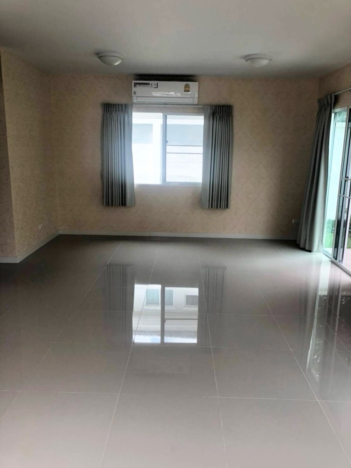 For RentHouseNonthaburi, Bang Yai, Bangbuathong : 3bedroom 3bathroom house opposite Makro Bang Bua Thong. Parking for 4 cars. Spacious living room and kitchen.