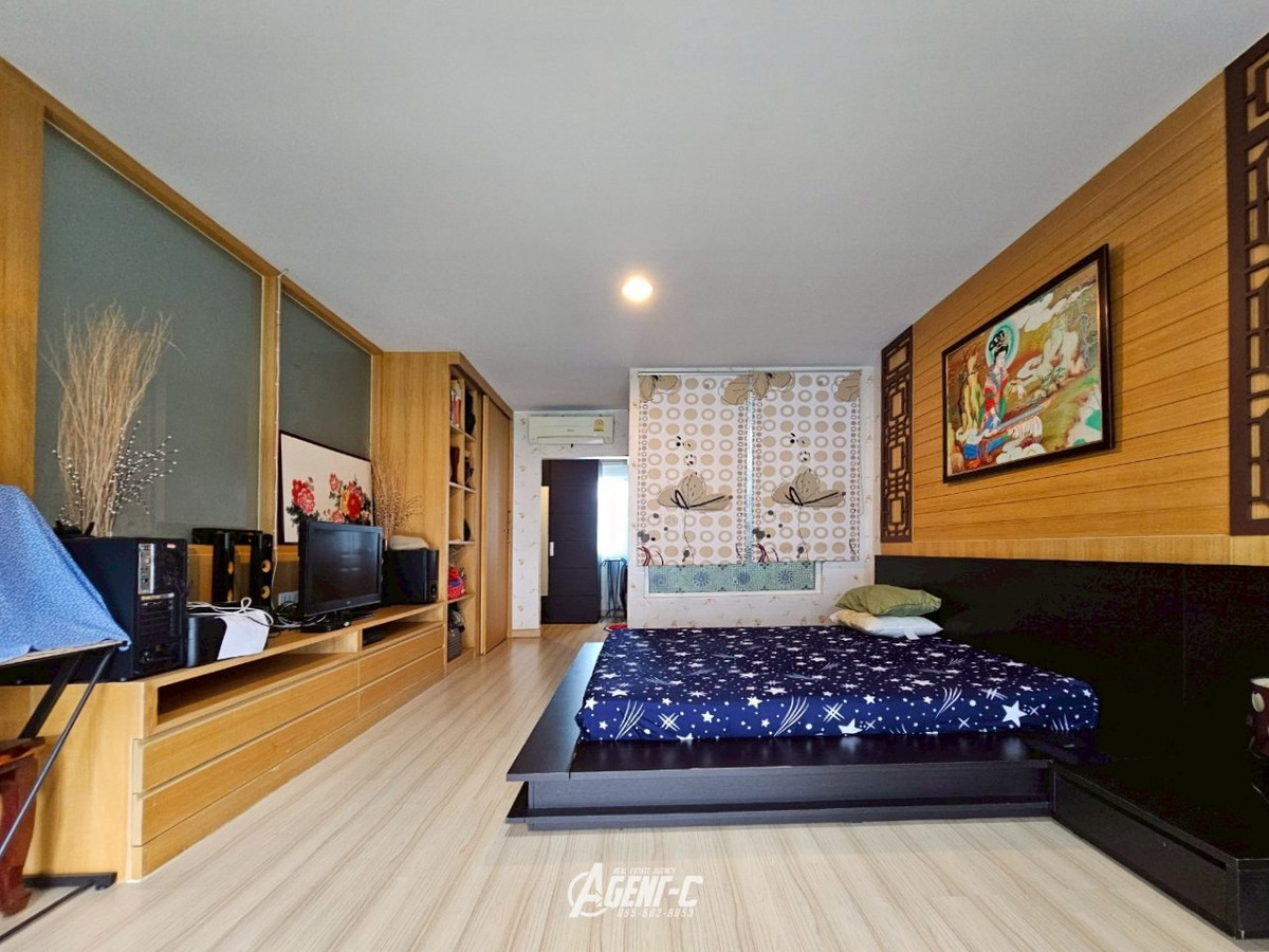 For SaleTownhomeKaset Nawamin,Ladplakao : Urgent sale price reduction!! Areeya Daily Kaset-Nawamin, 3-story townhome, area 16.9 sq m., functions: 3 bedrooms, 4 bathrooms, 2 parking spaces, beautiful house, ready to move in. Good location, convenient travel Near Central Ramintra and agricultural u