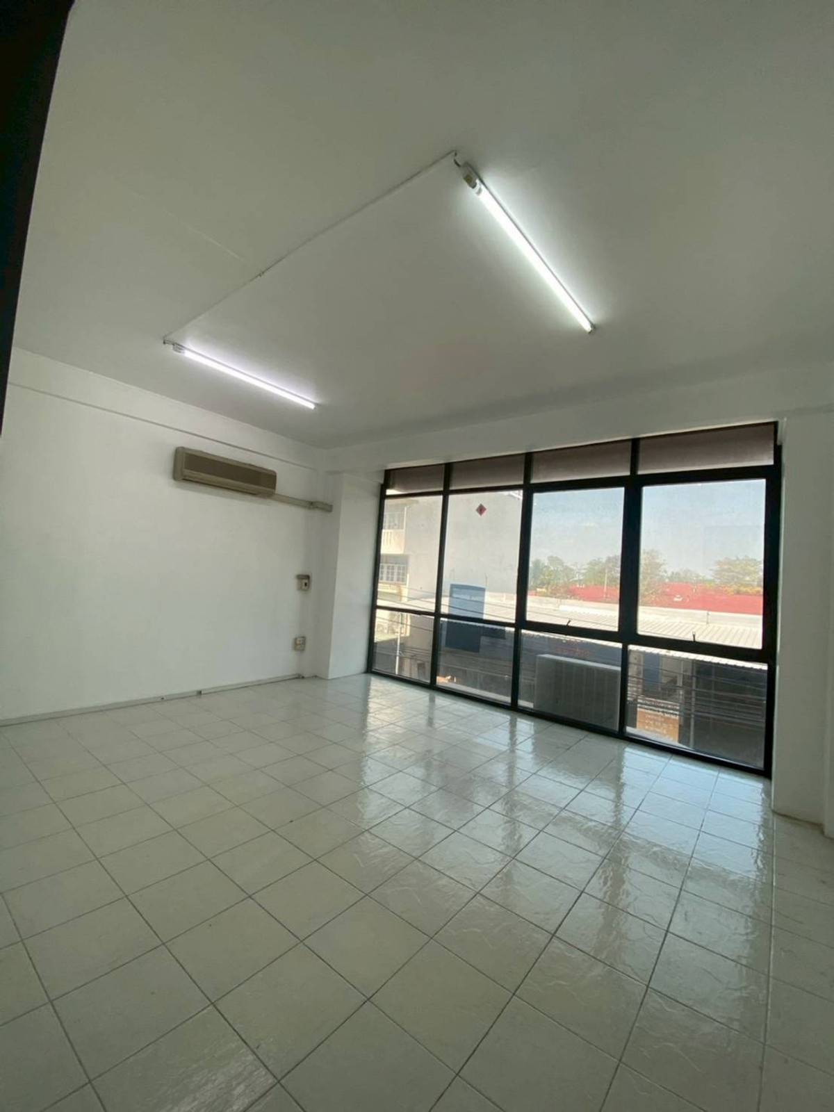 ให้เช่าอาคารพาณิชย์โชคชัย4 ลาดพร้าว71 : ให้เช่าอาคารพาณิชย์ ใกล้ โรงเรียนสตรีวิทยา 2 เพียง 4 นาที