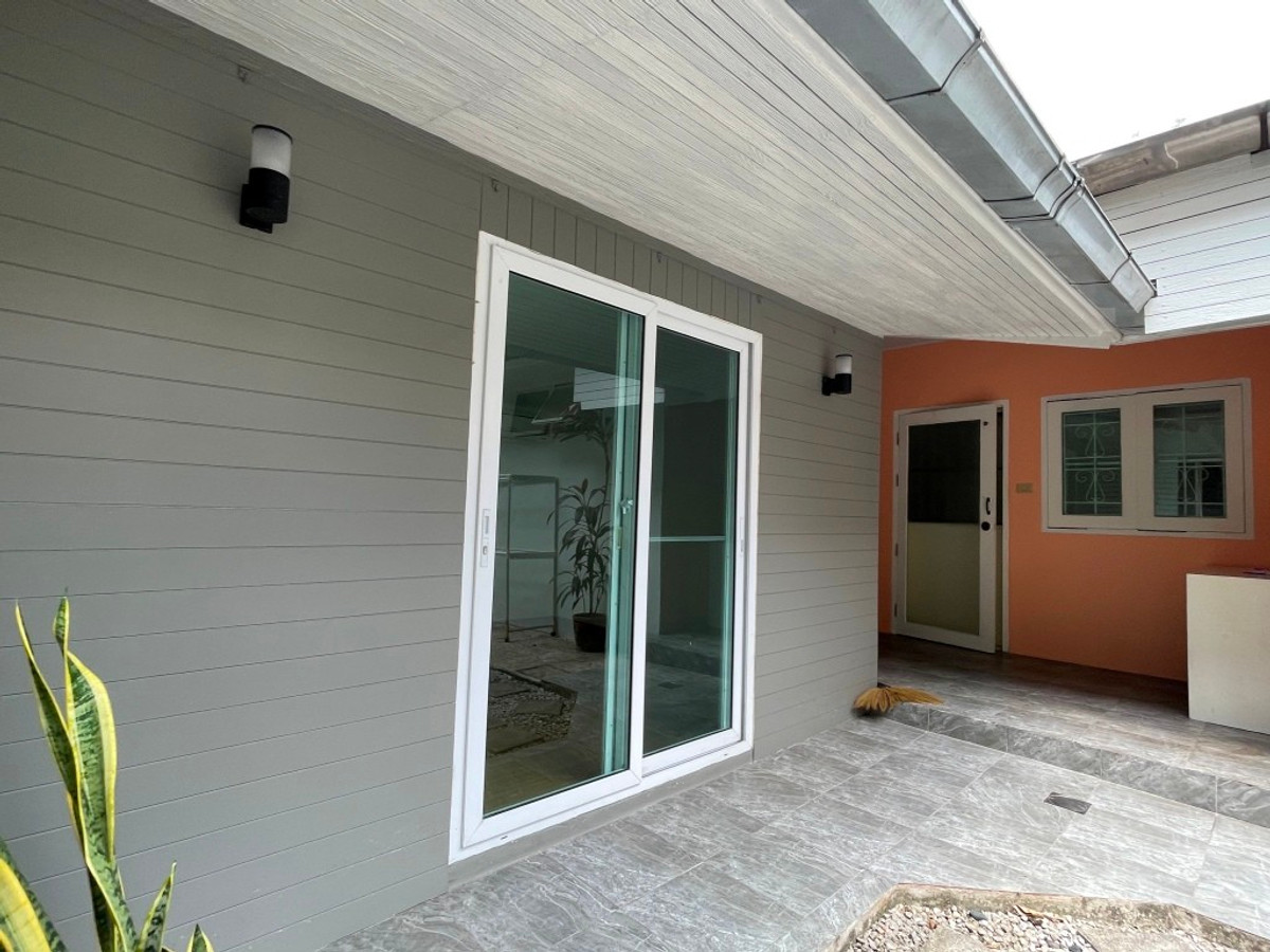 For RentHouseSukhumvit, Asoke, Thonglor : One-story detached house with garden, 170 sq m. with 3 bedrooms, pets allowed, Sukhumvit, about 10 minutes from Thonglor BTS station.