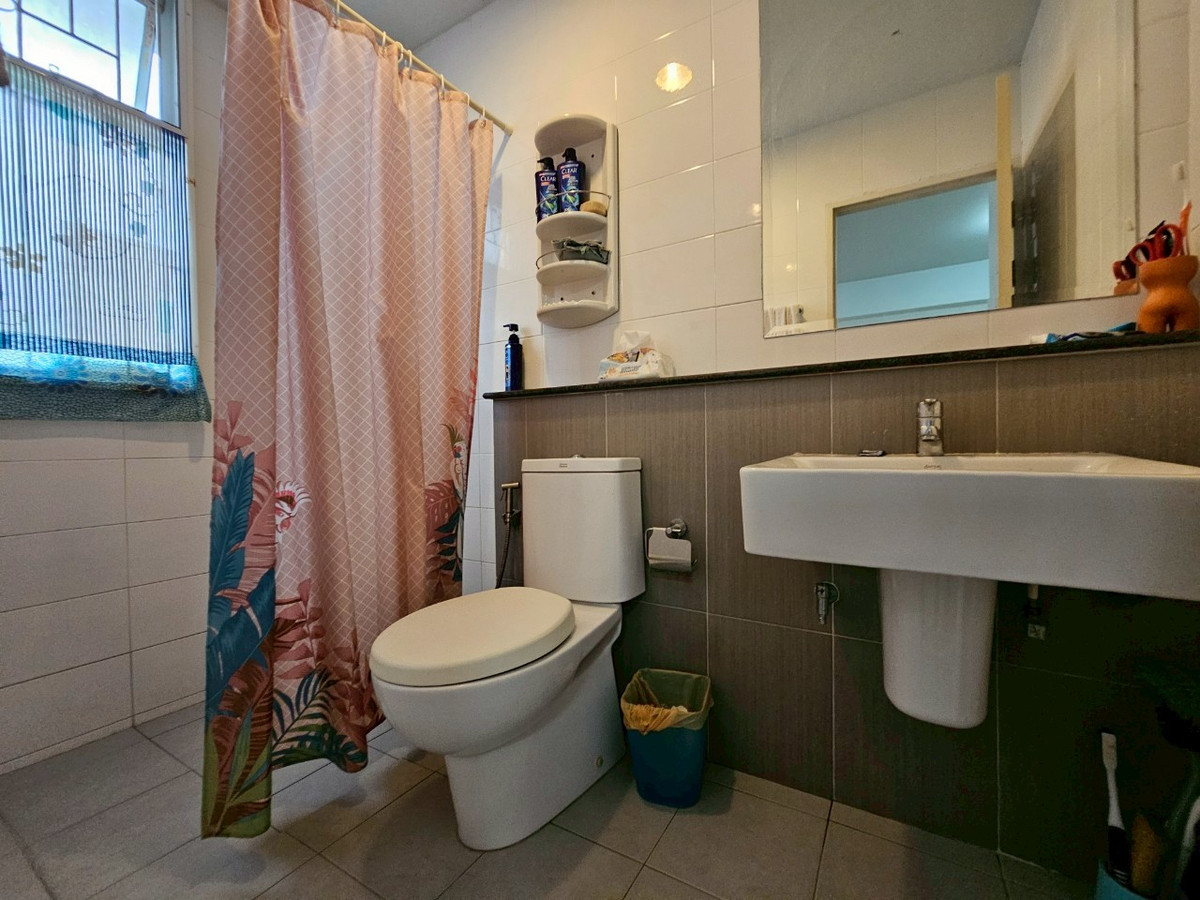 For SaleTownhomeKaset Nawamin,Ladplakao : Urgent sale price reduction!! Areeya Daily Kaset-Nawamin, 3-story townhome, area 16.9 sq m., functions: 3 bedrooms, 4 bathrooms, 2 parking spaces, beautiful house, ready to move in. Good location, convenient travel Near Central Ramintra and agricultural u