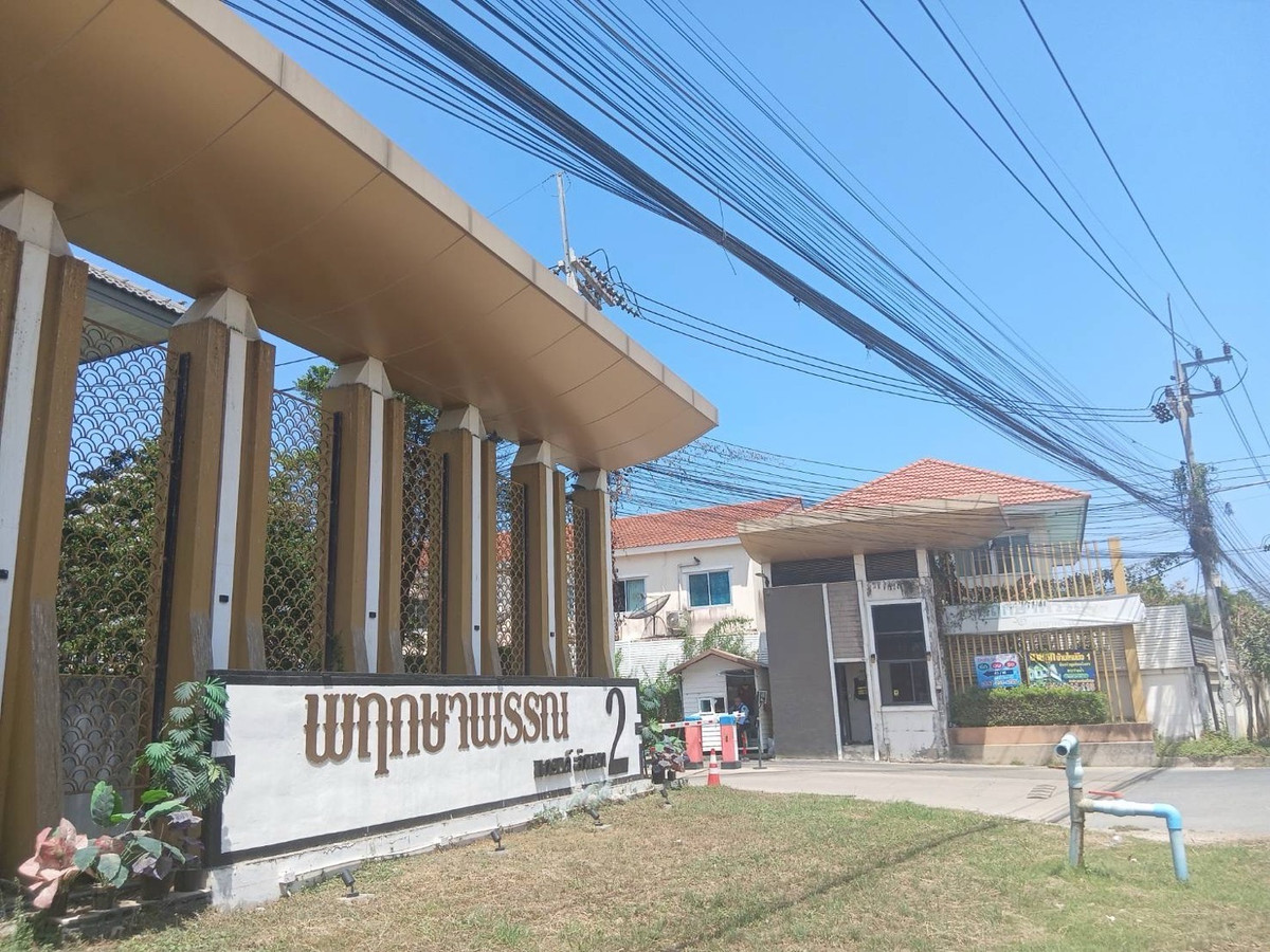 For SaleTownhomeNakhon Pathom : Corner townhome for sale, good location, wide area, north direction, Nakhon Pathom Province, price 2.09 million baht.