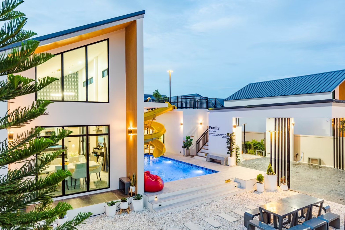 ขายชะอำ เพชรบุรี : วันหยุดของครอบครัวคุณ — ควรมี สไลเดอร์ 15 เมตร รออยู่ 🎢 และเมื่อคุณกลับบ้าน พูลวิลล่าหลังนี้ยังทำงานแทนคุณ — รับ 35,000 บาท/เดือน เป็น Passive Income 💰 Yield 5%