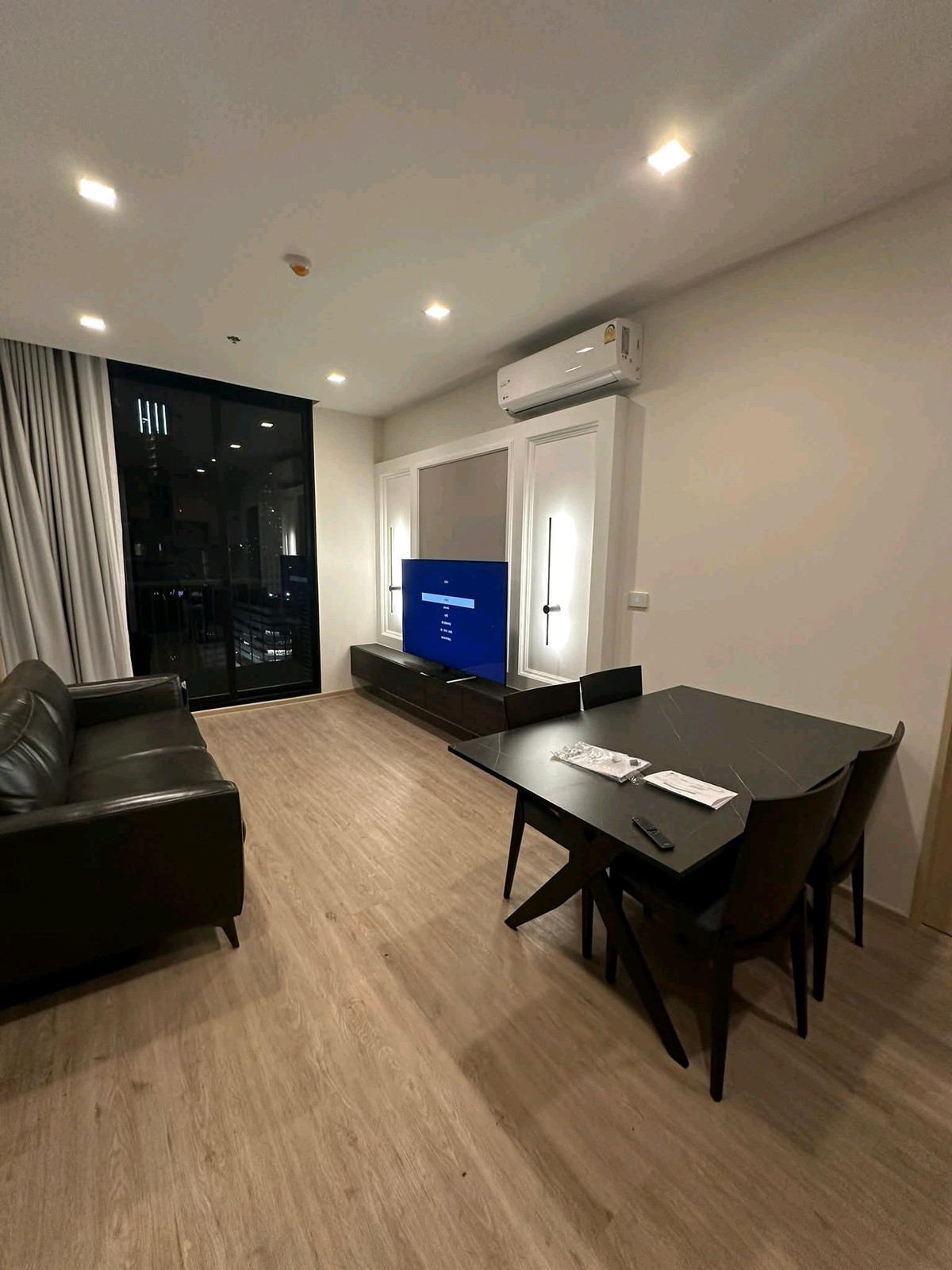 For RentCondoSukhumvit, Asoke, Thonglor : 💫🍃 Prime Sukhumvit location, near BTS Phrom Phong, convenient travel, near famous department stores, restaurants, and lifestyle zones for foreigners.