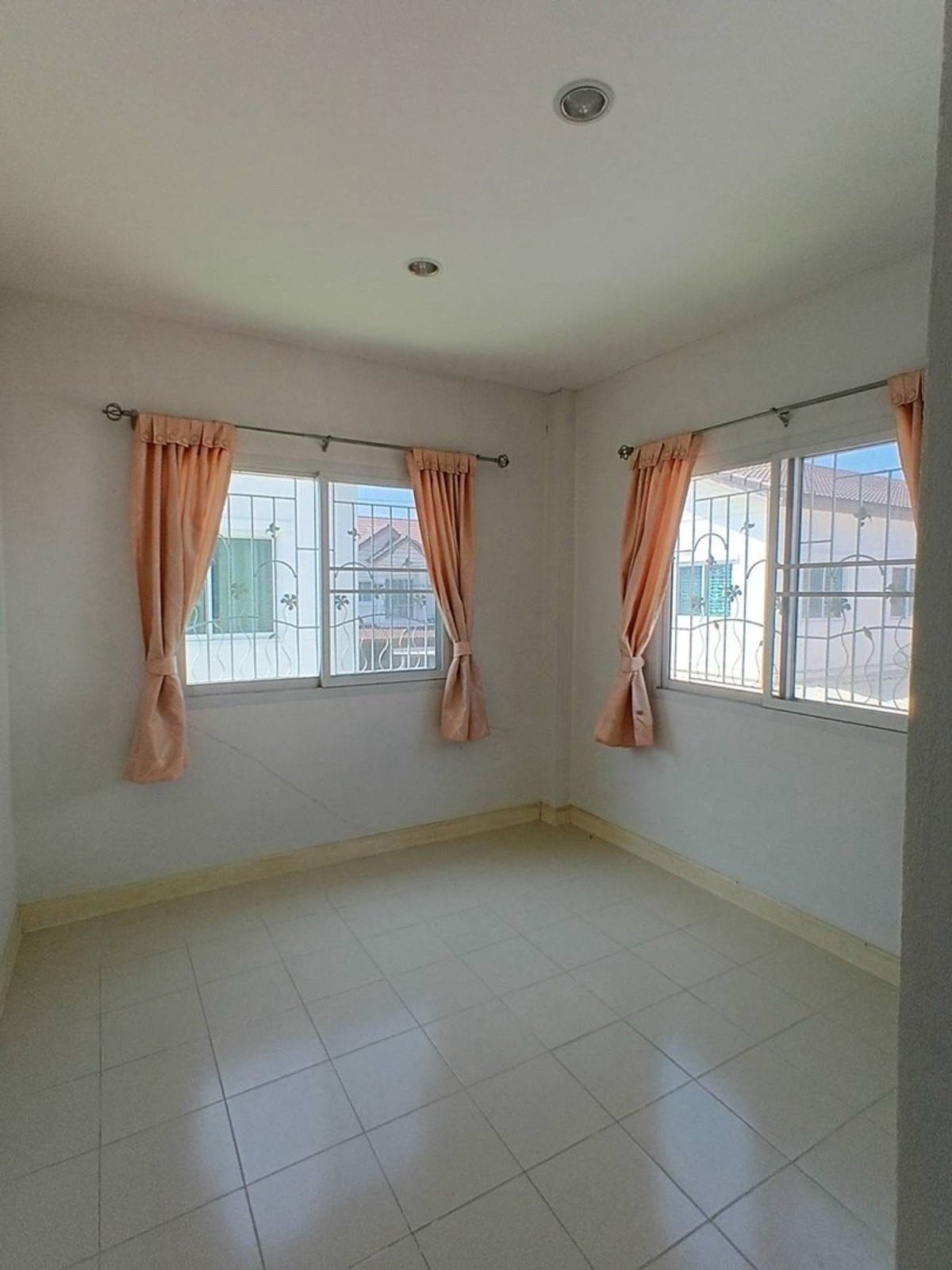 For SaleTownhomeNakhon Pathom : Corner townhome for sale, good location, wide area, north direction, Nakhon Pathom Province, price 2.09 million baht.