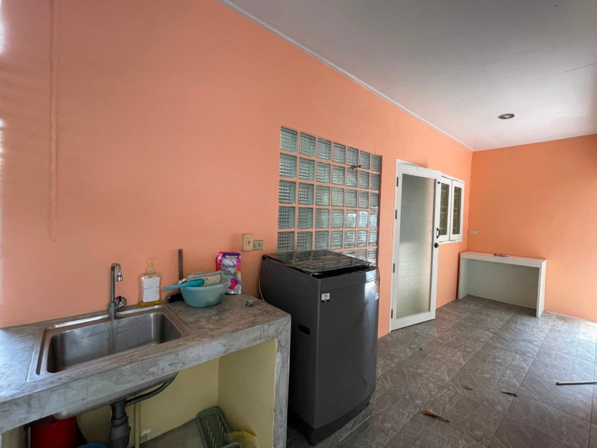 For RentHouseSukhumvit, Asoke, Thonglor : One-story detached house with garden, 170 sq m. with 3 bedrooms, pets allowed, Sukhumvit, about 10 minutes from Thonglor BTS station.