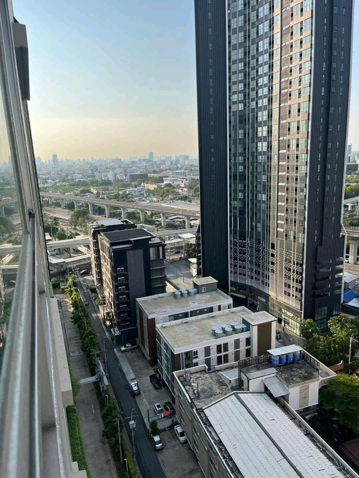 For RentCondoPattanakan, Srinakarin : Condo fully furnished, ready to move in, very good location, near Airport Link Hua Mak, convenient travel, near shopping malls, restaurants, lots of food 😊