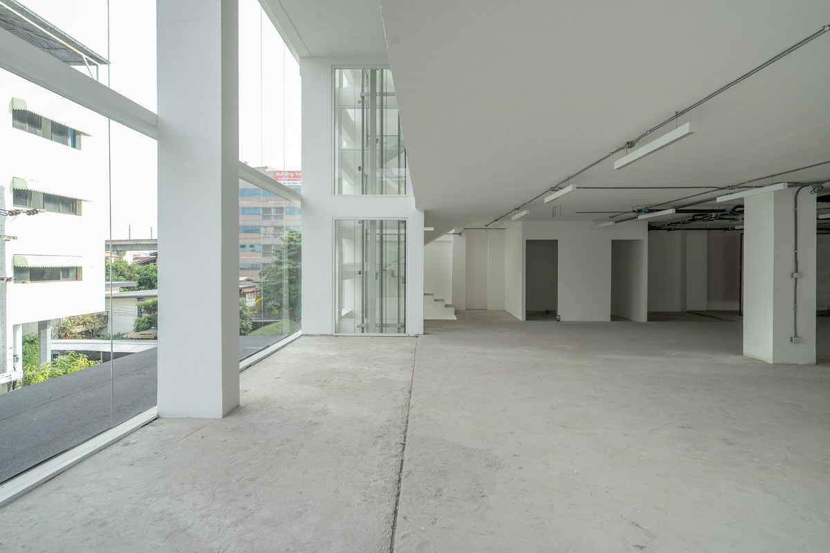 Home OfficeRama9, Petchburi, RCA : WS6779 For Rent/Sale: 6-story office building (including rooftop) in prime Rama 9 location, central business district, near MRT. Rent only 630,000 THB/month.