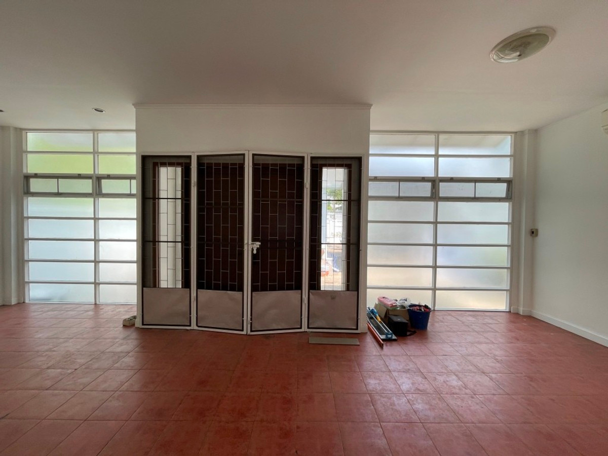 For RentHouseSukhumvit, Asoke, Thonglor : One-story detached house with garden, 170 sq m. with 3 bedrooms, pets allowed, Sukhumvit, about 10 minutes from Thonglor BTS station.