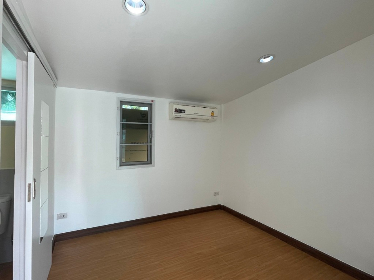 For RentHouseSukhumvit, Asoke, Thonglor : One-story detached house with garden, 170 sq m. with 3 bedrooms, pets allowed, Sukhumvit, about 10 minutes from Thonglor BTS station.