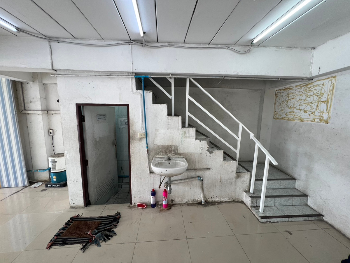 For RentShop HouseSamut Prakan,Samrong : Urgent for rent! 4-story commercial building, prime location, Soi Wat Sriwaree Noi. Extra wide area 40 sq m – only 30,000 baht/month!