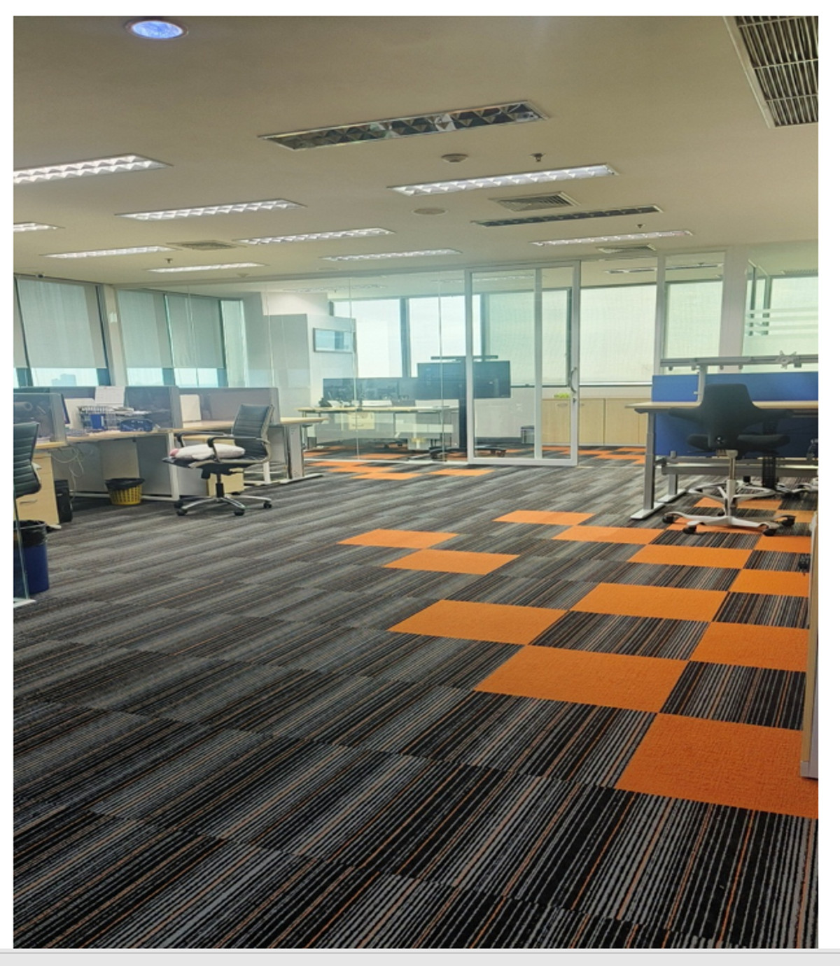 For RentOfficeBangna, Bearing, Lasalle : Office for rent/sale, Central City Tower Building. (next to Central Bangna Department Store) Area size: 186 sq m. Floor: 19