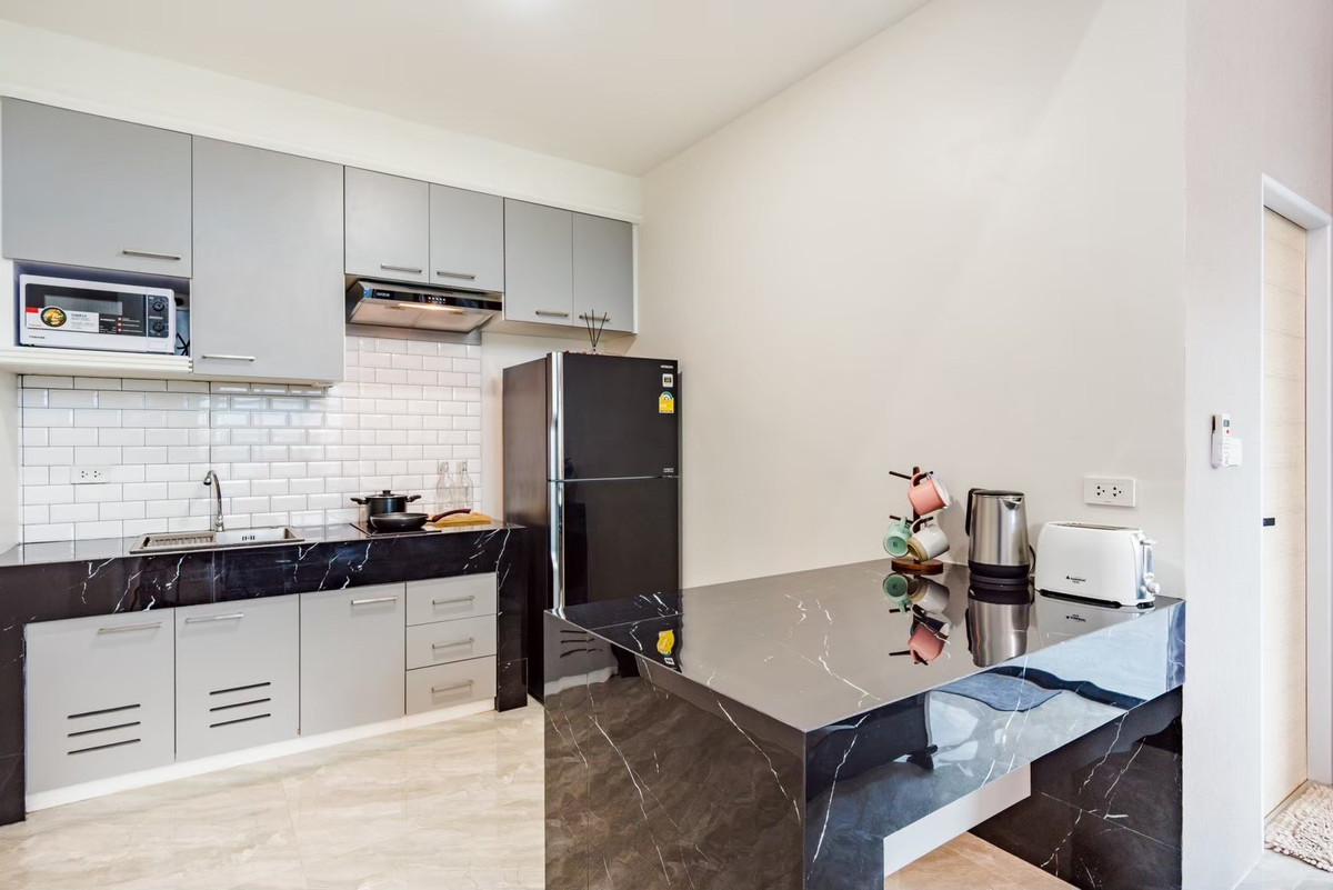 ขายชะอำ เพชรบุรี : วันหยุดของครอบครัวคุณ — ควรมี สไลเดอร์ 15 เมตร รออยู่ 🎢 และเมื่อคุณกลับบ้าน พูลวิลล่าหลังนี้ยังทำงานแทนคุณ — รับ 35,000 บาท/เดือน เป็น Passive Income 💰 Yield 5%