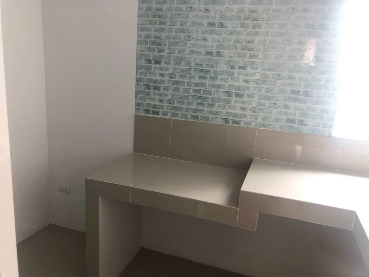 For RentHouseNonthaburi, Bang Yai, Bangbuathong : 3bedroom 3bathroom house opposite Makro Bang Bua Thong. Parking for 4 cars. Spacious living room and kitchen.