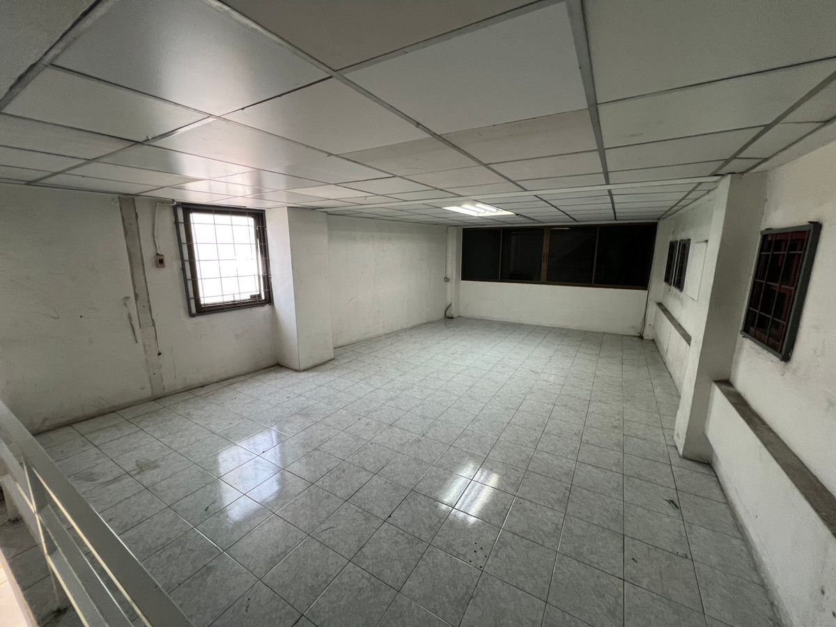 For RentShop HouseSamut Prakan,Samrong : Urgent for rent! 4-story commercial building, prime location, Soi Wat Sriwaree Noi. Extra wide area 40 sq m – only 30,000 baht/month!