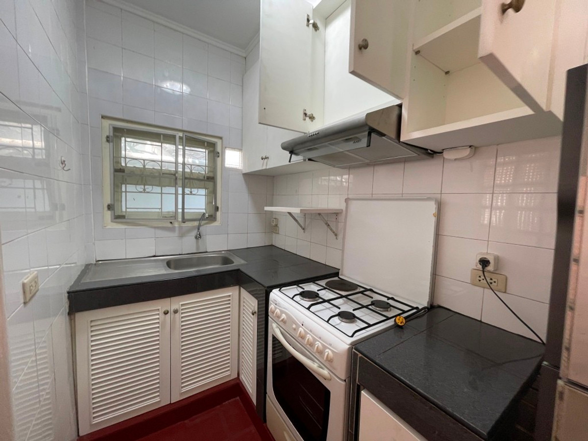 For RentHouseSukhumvit, Asoke, Thonglor : One-story detached house with garden, 170 sq m. with 3 bedrooms, pets allowed, Sukhumvit, about 10 minutes from Thonglor BTS station.