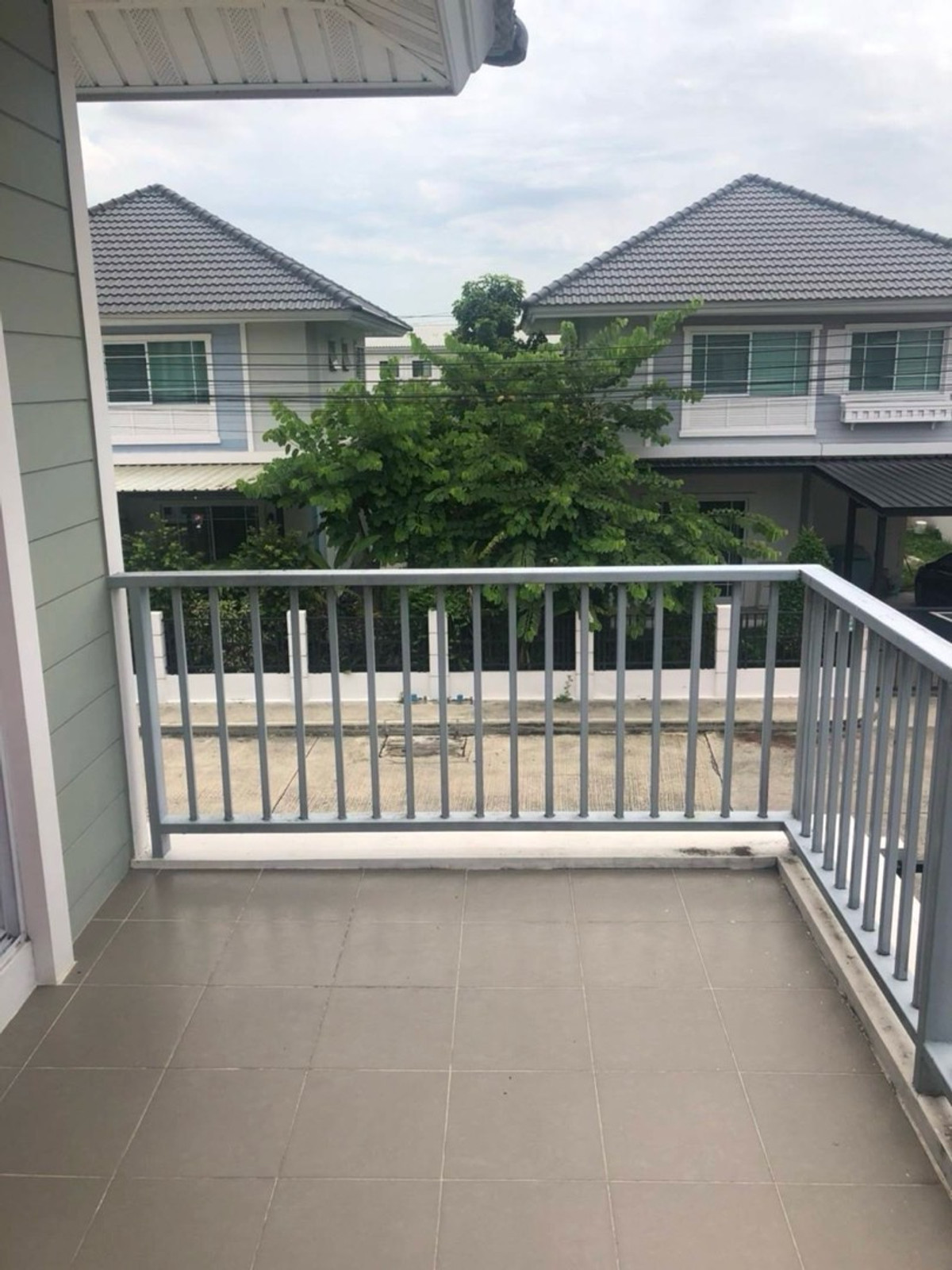 For RentHouseNonthaburi, Bang Yai, Bangbuathong : 3bedroom 3bathroom house opposite Makro Bang Bua Thong. Parking for 4 cars. Spacious living room and kitchen.