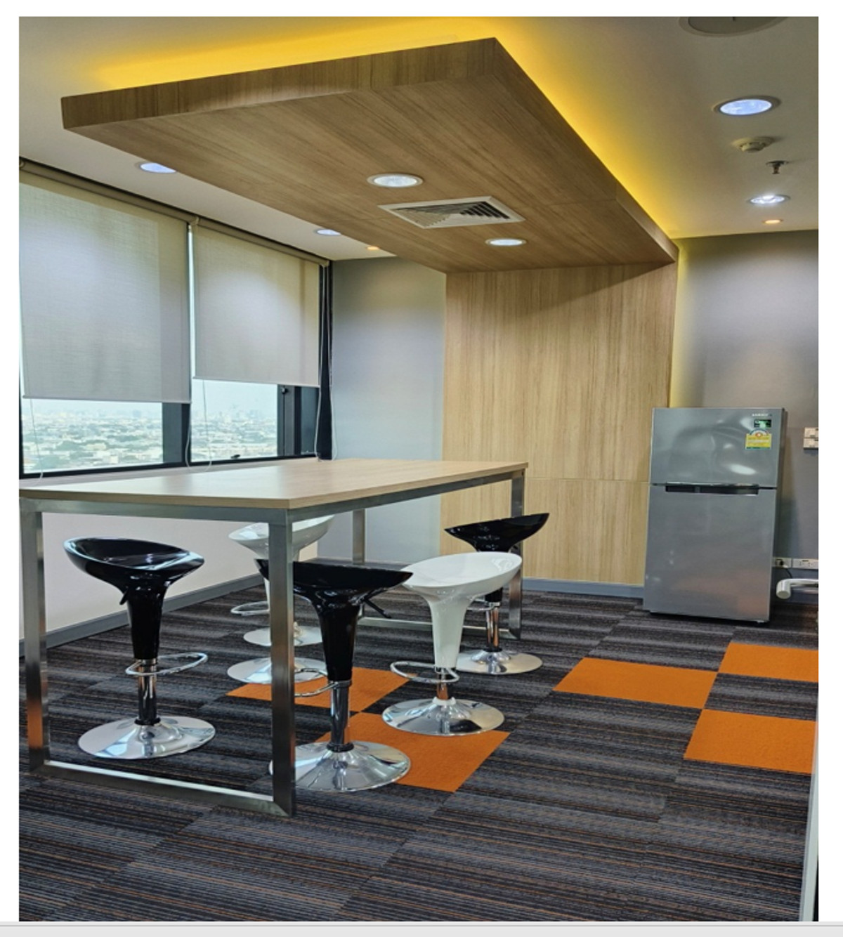 For RentOfficeBangna, Bearing, Lasalle : Office for rent/sale, Central City Tower Building. (next to Central Bangna Department Store) Area size: 186 sq m. Floor: 19