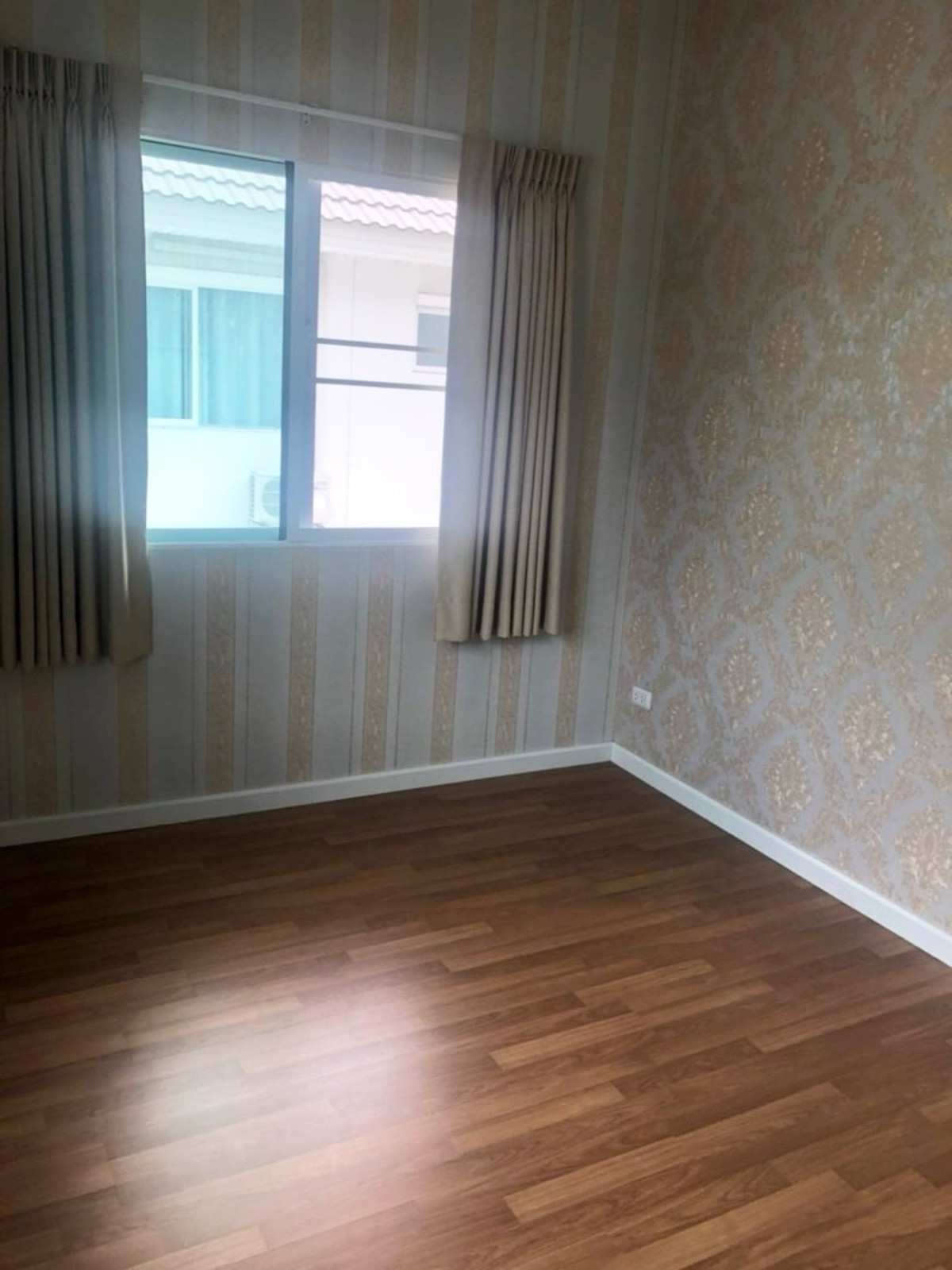 For RentHouseNonthaburi, Bang Yai, Bangbuathong : 3bedroom 3bathroom house opposite Makro Bang Bua Thong. Parking for 4 cars. Spacious living room and kitchen.